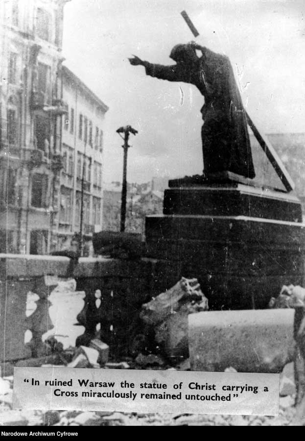 Posąg Chrystusa przed kościołem św. Krzyża na Krakowskim Przedmieściu