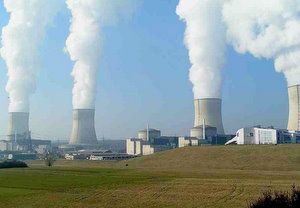 Współczesna elektrownia jądrowa w Cattenom, we Francji.