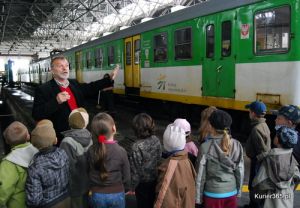 Koleje Mazowieckie - dzieci zwiedzają lokomotywownie