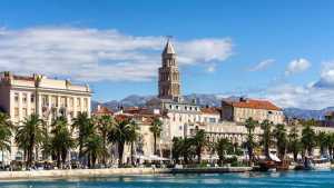 Split, jest drugim co do wielkości miastem w Chorwacji, nierozerwalnie związanym od 1700 lat z rzymskim cesarzem Dioklecjanem i jego dziedzictwem