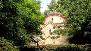 Trzecią, najmniejszą, ale bardzo ciekawą budowlą w tym zespole pałacowo – ogrodowym, jest prawosławna, ortodoksyjna kaplica „Stella Maris” zbudowana w roku 1932