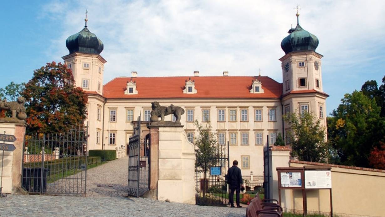Czechy: Mnisek - renesansy pałac w podpraskim miasteczku