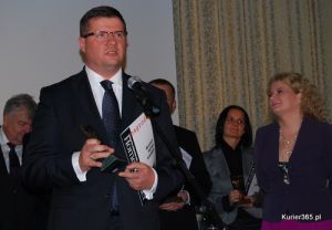 Sławomir Skrzypek odbiera nagrodę miesięcznika Home&amp;Market