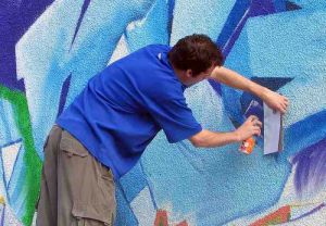 Artysta malujący graffiti