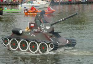 W Augustowie czasem pływają na czołgu