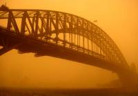 Most w Sydney podczas burzy piaskowej