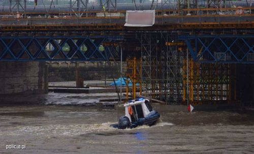 Powódź: Policjanci z Krakowa walczą o most kolejowy