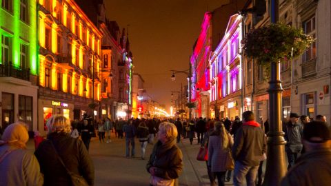 Łódź, ulica Piotrkowska w czasie festiwalu kinetycznej sztuki światła „Light Move Festival”