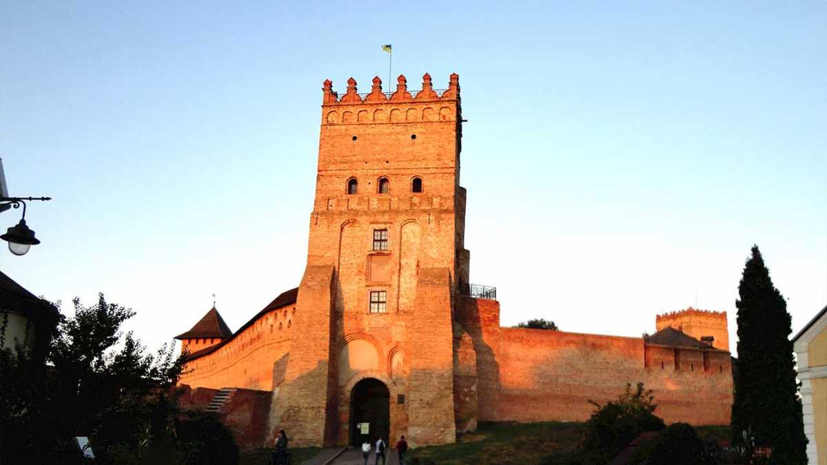 Łucki zamek w przeszłości miał on cztery wieże murowane: Czartoryskich, Swyniuśką, Czetwertyńskich i Archimandrytów oraz też cztery drewniane: Bramną, Przemyską, Pińską i Władyków Wołyńskich