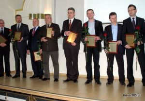 Przedstawiciele firm nagrodzonych przez &quot;Gazetę Finansową&quot; - w środku: Artur Radwan (KM), Andrzej Arendarski (KIG) oraz Wiktor Świetlik (CMWP SDP)
