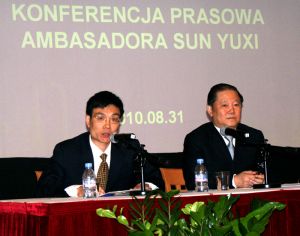 Po prawej: Ambasador Sun Yuxi