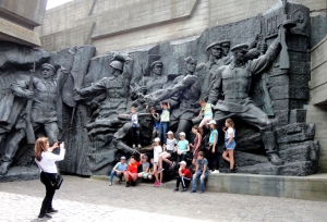 Kompleks gigantycznych, nadnaturalnej wielkości metalowych rzeźbiarskich kompozycji – pozostałości po Muzeum Wielkiej Wojny Ojczyźnianej. Przedstawiają one „bohaterską obronę ZSRR przed agresją Niemiec”.
