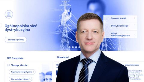Wojciech Orzech prezes zarządu PKP Energetyka na tle witryny PKP