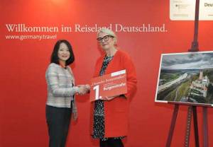 Petra Hedorfer, prezes zarządu Niemieckiej Centrali Turystyki w trakcie wręczenia nagrody w konkursie fotograficznym „Niemieckie Szlaki Turystyczne&quot;. W zastępstwie zwycięzcy, Dapenga He, nagrodę odebrała Zhaohui Li, DZT Chiny.
