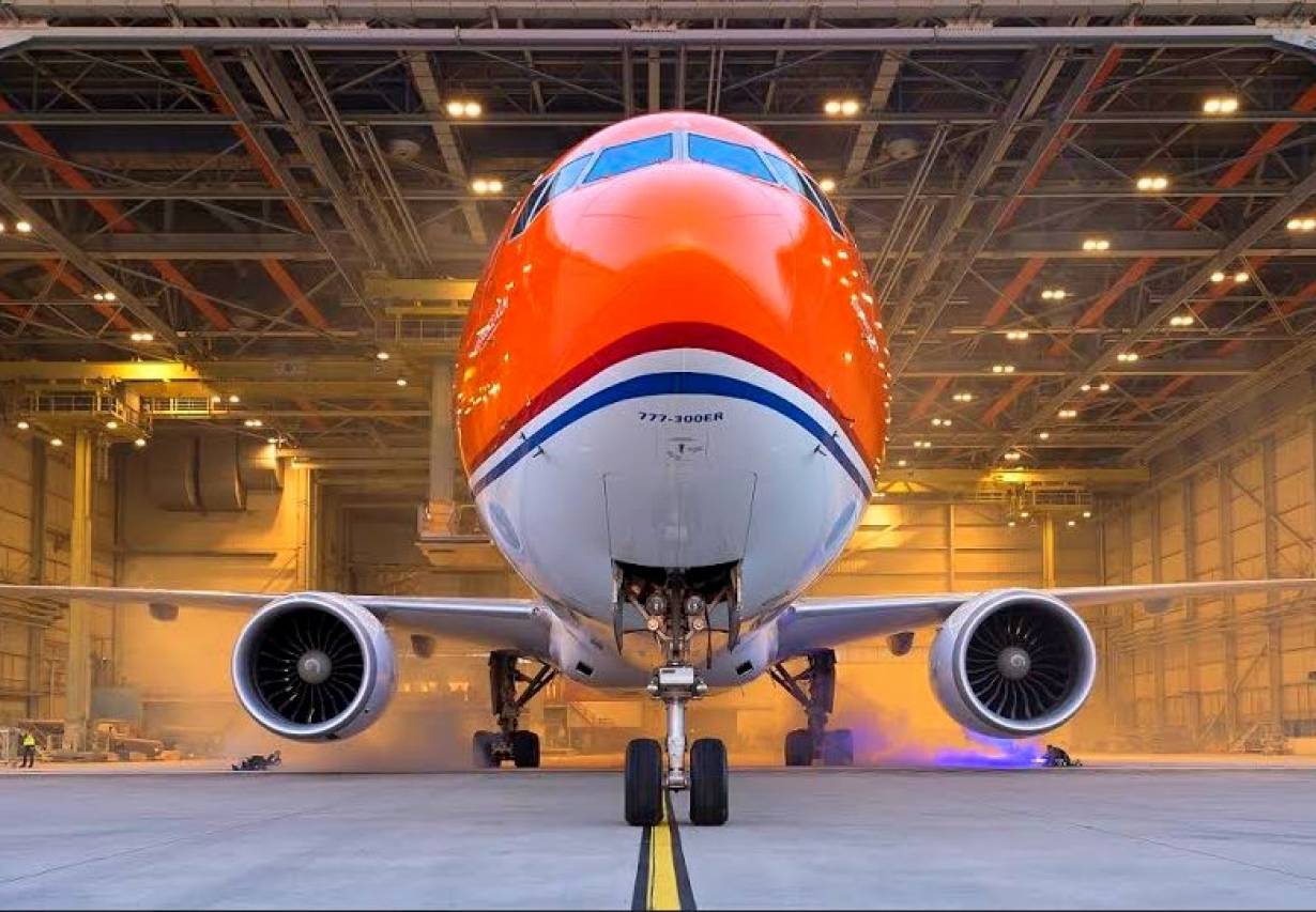 Soczyście pomarańczowy Boeing KLM
