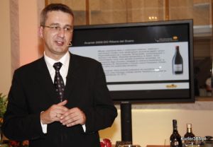 Sommelier Tomasz Kolecki-Majewicz prezentuje wina hiszpańskie