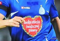 Logo WOŚP na koszulce piłkarza Ruchu Chorzów