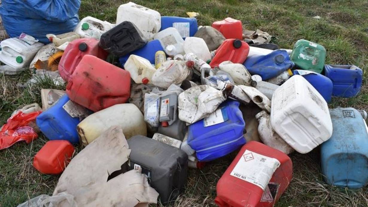Nielegalne wysypisko śmieci odnalezione przez policjantów
