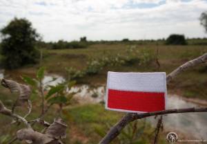 Polska jest niepodległa, nawet na tle łąki na południe od góry Phnom Bok
