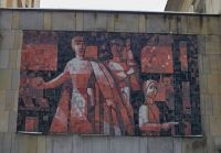  Zaprojektowana przez Władysława Zycha mozaika z roku 1964 przedstawiająca atak Gwardii Ludowej na 