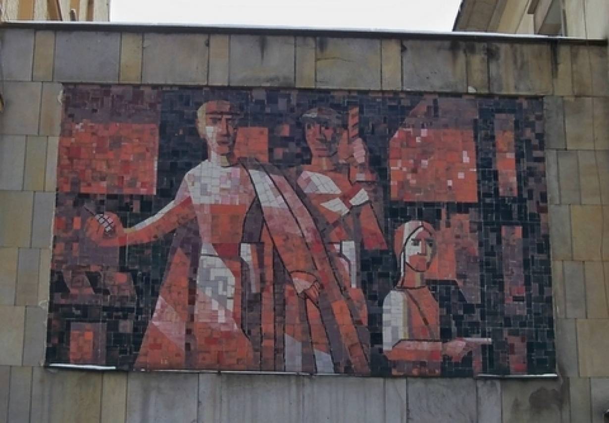  Zaprojektowana przez Władysława Zycha mozaika z roku 1964 przedstawiająca atak Gwardii Ludowej na &quot;Cafe Club&quot; tylko dla Niemców. 