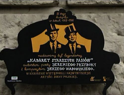 Tablica pamiątkowa Kabaretu Starszych Panów przy ul Jasnej w Warszawie