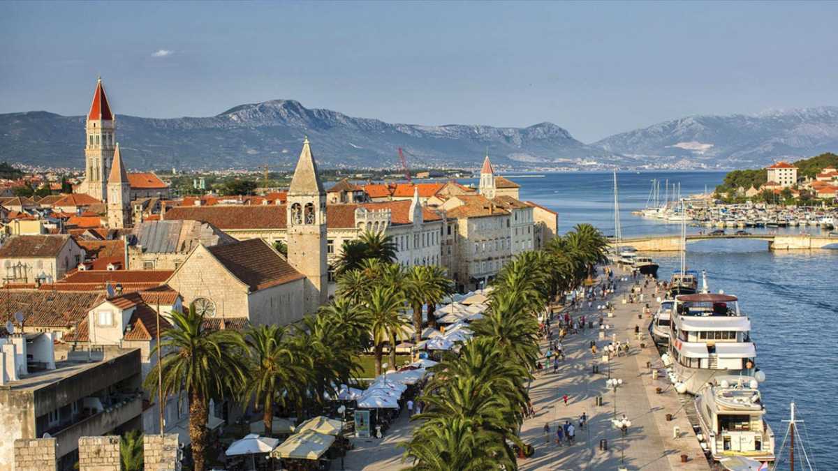 Obecnie Trogir liczy około 13000 mieszkańców i obejmuje również część na lądzie, poza zabytkową starówką