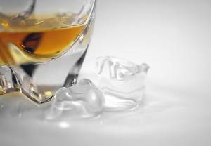 Polacy coraz chętniej piją whisky