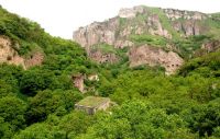 Armenia - Chndzoresk; niezwykła wieś w kaukaskich jaskiniach