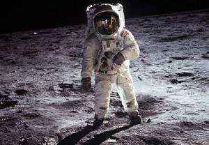 Astronauta Buzz Aldrin sfotografowany przez Neila Armstronga podczas pierwszego lądowania na Księżycu