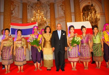 Ambasador Królestwa Tajlandii z żoną wśród tancerzy
