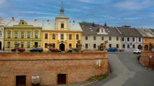 Manětin, magnesem przyciągającym do niego turystów jest barokowy pałac, nazywany też zamkiem.