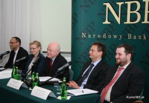 Podczas kwietniowej debaty NBP na temat FCL: w środku Witold Koziński, wiceprezes NBP