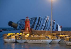 Costa Concordia wraz z łodziami ratunkowymi na wybrzeżu