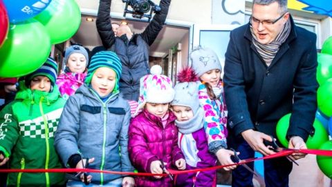 Prezydent Będzina Łukasz Komoniewski w towarzystwie najmłodszych uroczyście otwiera Bawialnię Będzin