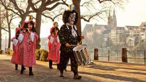 Mieszkańcy Bazylei paradują po ulicach w niesamowitych strojach z oryginalnymi maskami i wszędzie słychać dźwięki fletów i bębnów