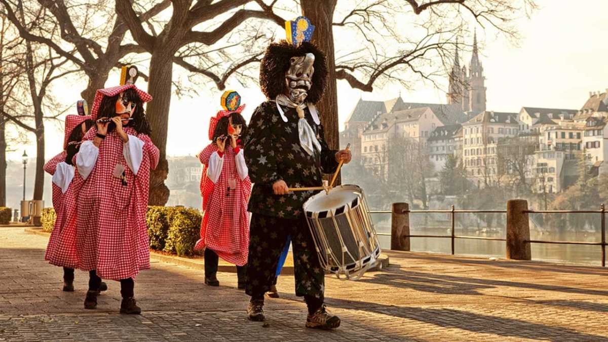 Mieszkańcy Bazylei paradują po ulicach w niesamowitych strojach z oryginalnymi maskami i wszędzie słychać dźwięki fletów i bębnów