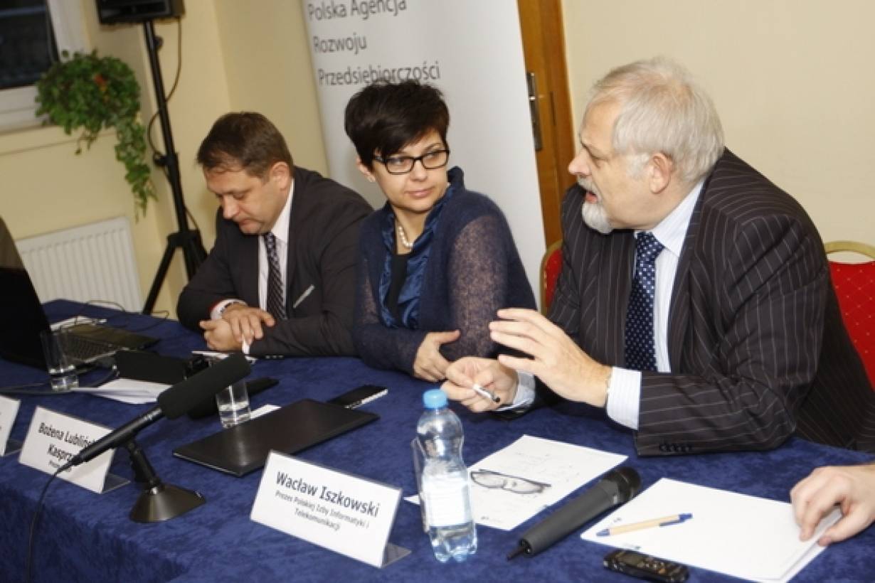 Od lewej: wiceminister gospodarki Dariusz Bogdan, prezes PARP Bożena Lublińska- Kasprzak i Wacław Iszkowski,  prezes Polskiej Izby Informatyki i Telekomunikacji