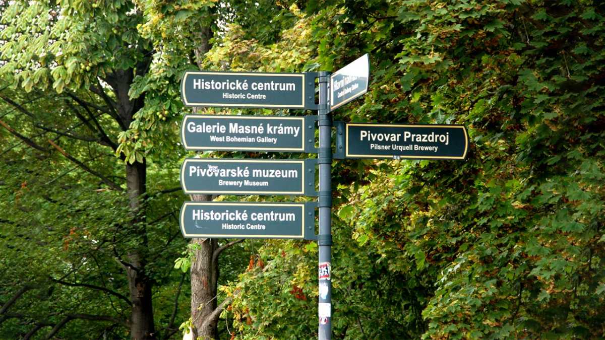 Pilzno położone w Kotlinie Czeskiej nad kilkoma potokami i rzeką Berounką, dopływem Wełtawy, jest siedzibą władz Kraju (województwa) Pilzneńskiego
