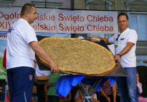 Największy na świecie cebularz z piekarni lubelskiego mistrza piekarskiego Sergiusza Kuźmiuka.
