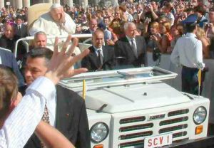 Papież Jan Paweł II podczas Audiencji Generalnej w dniu 29 września 2004 na Placu św. Piotra w Rzymie
