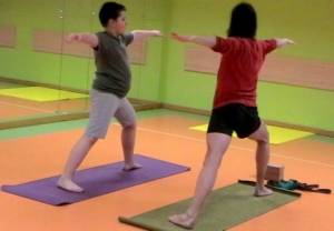 Dzieci z autyzmem ćwiczą jogę