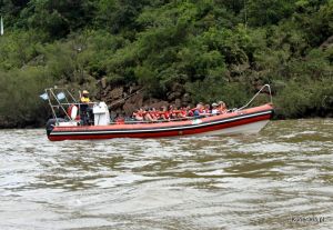 Łodź pontonowa z turystami oglądającymi wodospady Iguazu