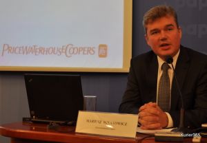 Mariusz Ignatowicz z PwC prezentuje raport jego firmy nt. skutków nowej ustawy refundacyjnej