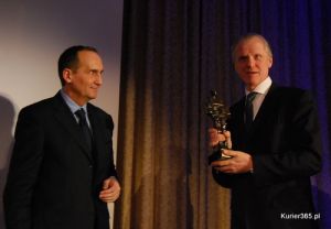 Redaktor Naczelny Gazety Finansowej wręcza nagrodę Finansista Roku 2009 Adamowi Kompowskiemu z Bonus Systems Polska