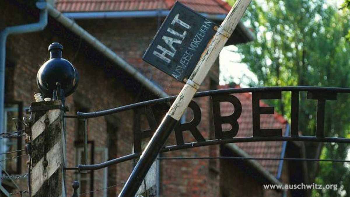 Tereny-B-Auschwitz-I » Brama „Arbeit Macht Frei”