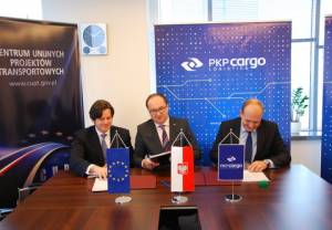 Podpisują umowę: Łukasz Boroń i Adam Purwin (PKP Cargo) i Paweł Szaciłło (CUPT)