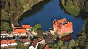 Czerwona Lhota Jeden z najbardziej bajkowych pałaców w Czechach, należy do ulubionych miejsc filmowców