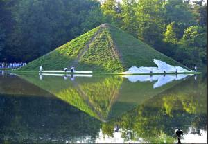 Piramida Księcia Pücklera na jeziorze w nowej odsłonie
