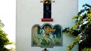 Na frontowej ścianie dzwonnicy widzę nad wejściem fresk przedstawiający św. Jerzego na białym koniu
